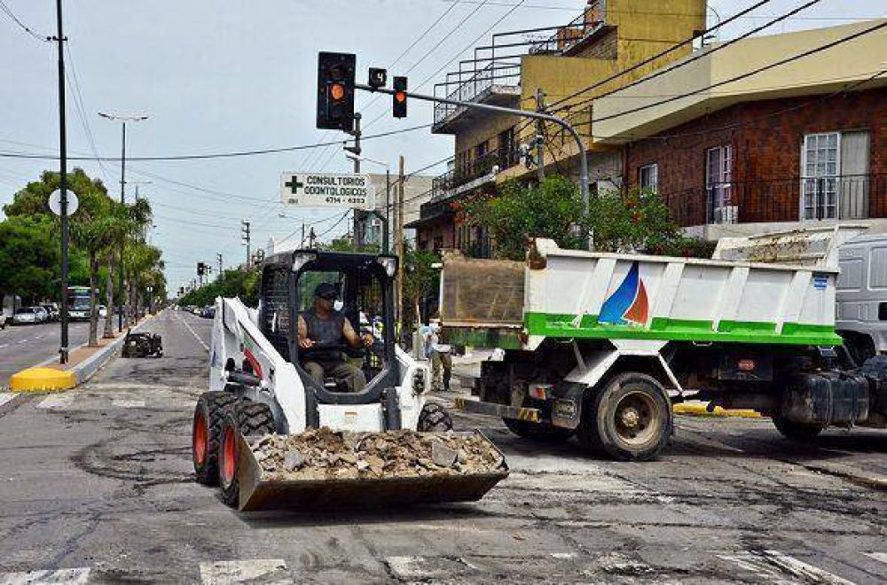 El municipio contin�a trabajos de repavimentaci�n en Av Avellaneda