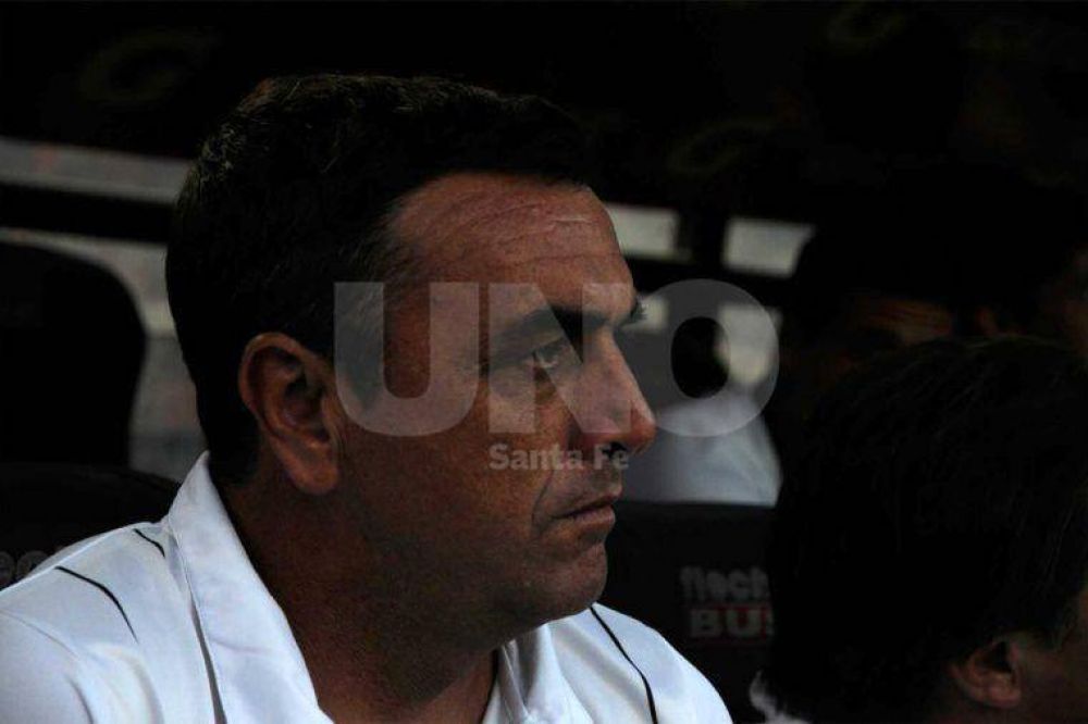 Tras la derrota con Argentinos, Diego Osella renunci� a la direcci�n t�cnica de Col�n