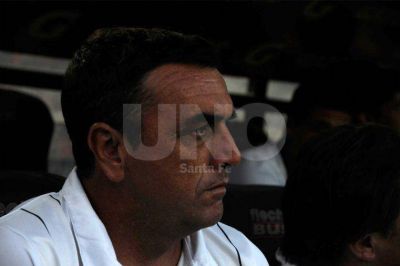 Tras la derrota con Argentinos, Diego Osella renunci� a la direcci�n t�cnica de Col�n