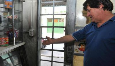 Denunci� a ladrones y, como venganza, le quemaron el local