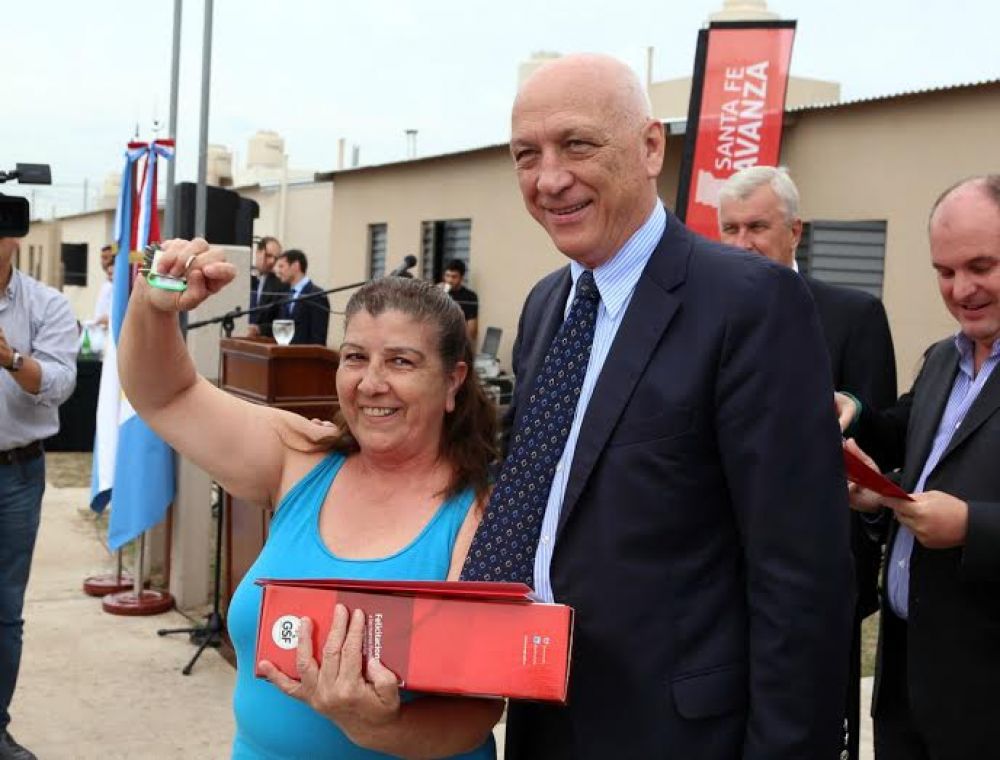 Antonio Bonfatti entreg� 46 viviendas en el Barrio Santa Rita II