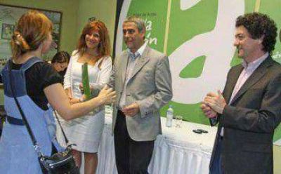 Ferraresi entreg� 60 actas de adjudicaci�n de viviendas a trabajadores de la Comuna	