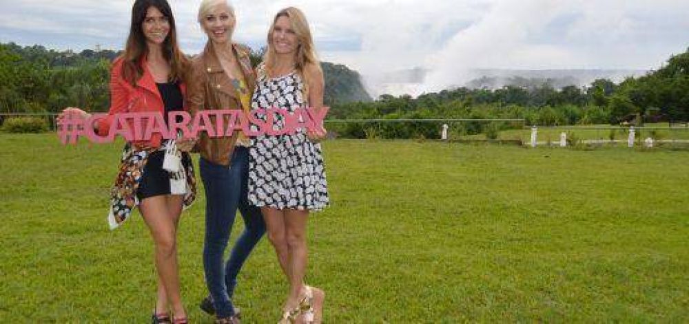Las modelos ms bellas y promotoras difundieron el #CataratasDay desde la Maravilla del Mundo