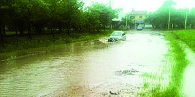 Otra jornada muy lluviosa con barrios totalmente anegados en la Capital provincial