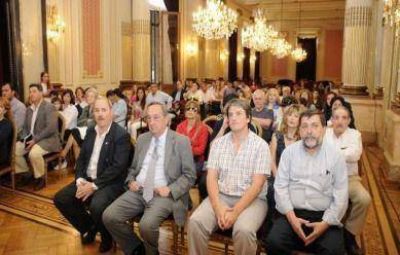 Orgulloso de su gesti�n, Lunghi reconoci� a los municipales que cumplieron 25 a�os de servicio