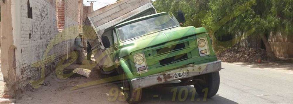 Cami�n que transportaba jojoba se hundi� en el centro de Aimogasta