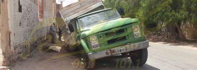 Cami�n que transportaba jojoba se hundi� en el centro de Aimogasta