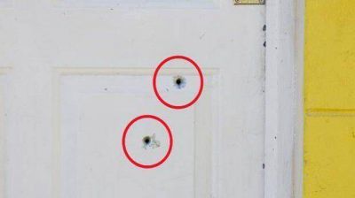 Asesinaron a una mujer al balear la puerta de su casa