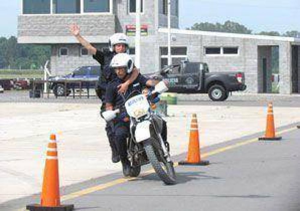 Capacitan a polic�as para la brigada motorizada