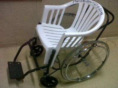 Pol�mica por la silla de pl�stico sobre ruedas que usan para trasladar enfermos
