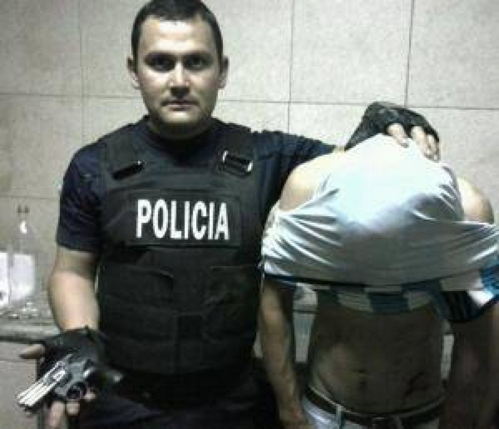 Asalt�, tirote� y tom� a una nena de escudo, pero cay�