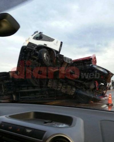 La fuerza del viento volc� tres camiones