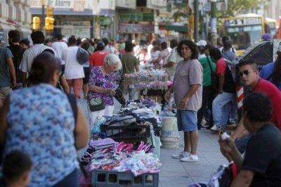 Subi� un 80% la ocupaci�n de manteros, sobre todo en Flores, Once y Caballito