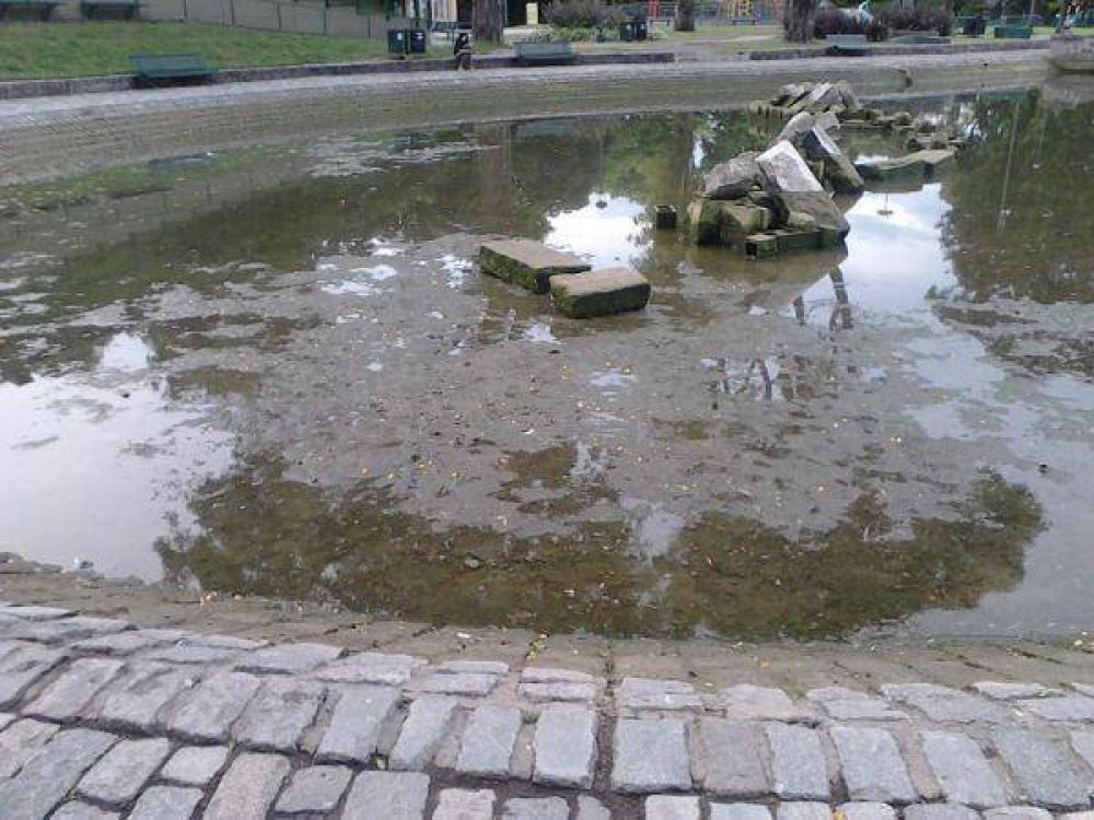 Exclusivo: denuncian abandono y suciedad en el Parque Centenario