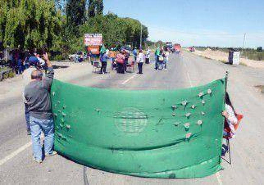 Gremios de Plottier cortaron la ruta por sueldos atrasados 