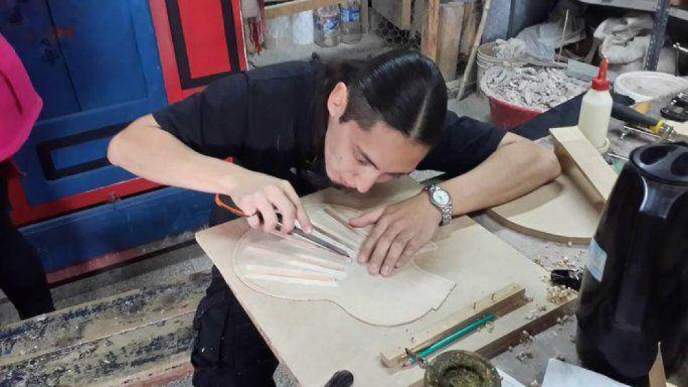 Forman nuevos luthiers en la Escuela La Llave