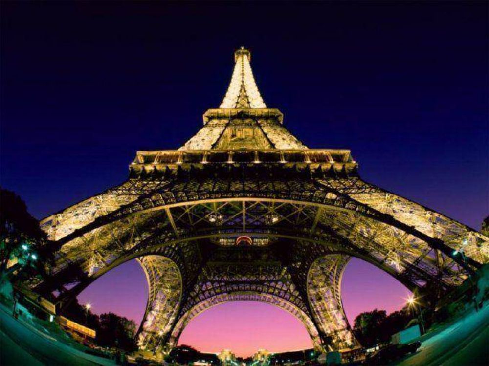 Ins�lito: podr�an multar a los turistas que compartan fotos de la Torre Eiffel