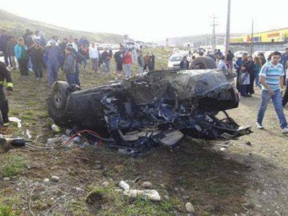 Un muerto y nueve heridos fue el saldo de un choque seguido de vuelco