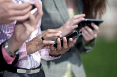 Desde febrero, los cubanos podr�n tener hasta tres tel�fonos celulares