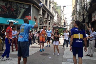 La in�dita presentaci�n de la Liga Argentina de Voleibol en las calles porte�as
