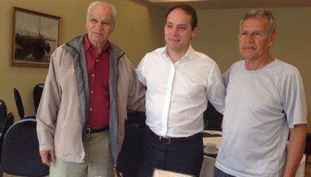 Camau junto a deportistas correntinos premiados en los Juegos Evita de 1951