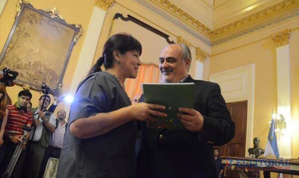 Colombi entreg� ambulancias y pidi� m�s tolerancia y cuidado de los recursos