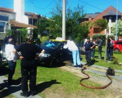 Violento choque de un taxi y un utilitario en Paso y Lamadrid: una persona herida