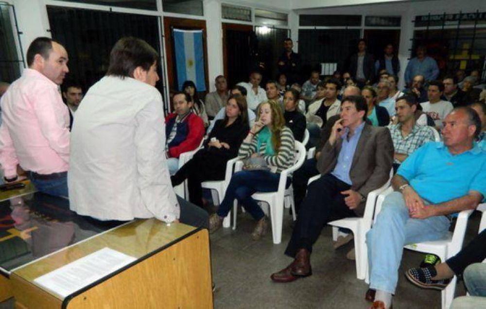 �Se divide el massimo? Mientras algunos lo �esmerilan, Lucas Fiorini y la Agrupaci�n CREAR le dan un contundente apoyo a Javier Faroni