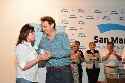 Katopodis entreg� los diplomas del curso para el cuidado de personas
