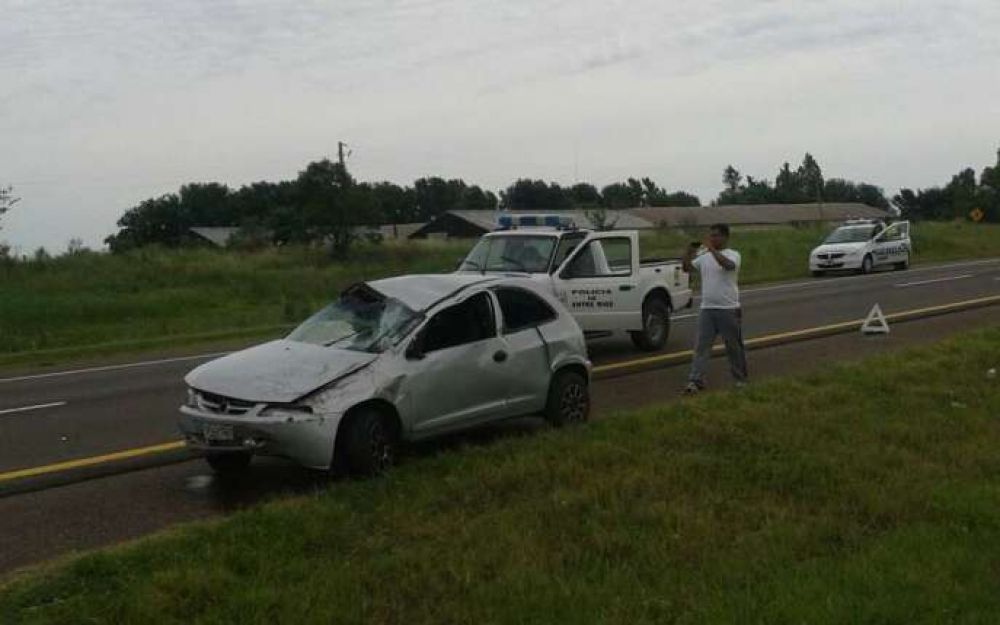 Un auto volc� en la Autov�a 14 en cercan�as a la ciudad