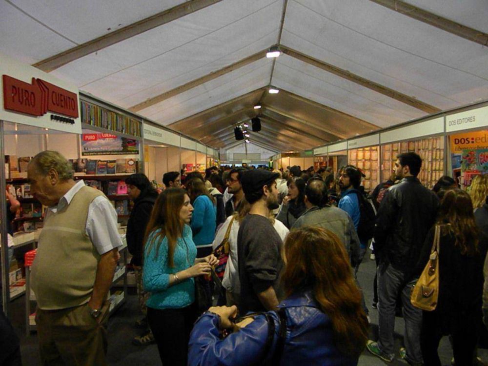 Jueves en la Feria del Libro: Eduardo Anguita, Carlos Gazzera, y visitas educativas