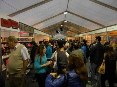 Jueves en la Feria del Libro: Eduardo Anguita, Carlos Gazzera, y visitas educativas