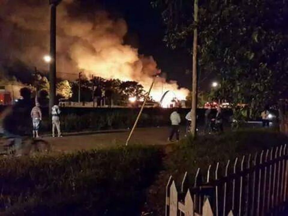 Bomberos de Lujn trabajaron en un importante incendio en Rodrguez