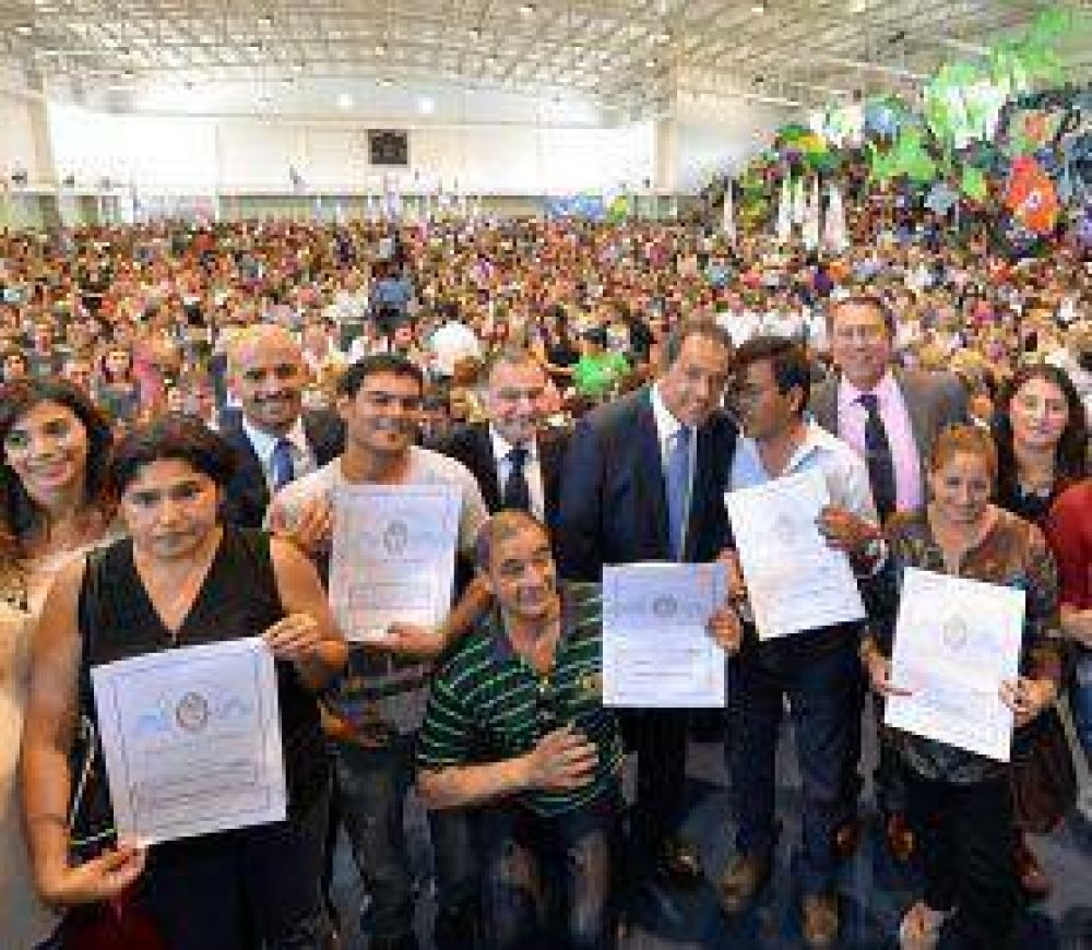 Daniel Scioli y Julio Pereyra presidieron acto de entrega de escrituras para familias varelenses