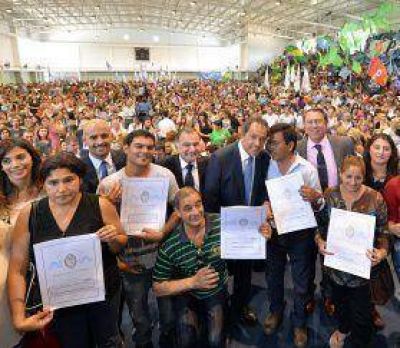 Daniel Scioli y Julio Pereyra presidieron acto de entrega de escrituras para familias varelenses