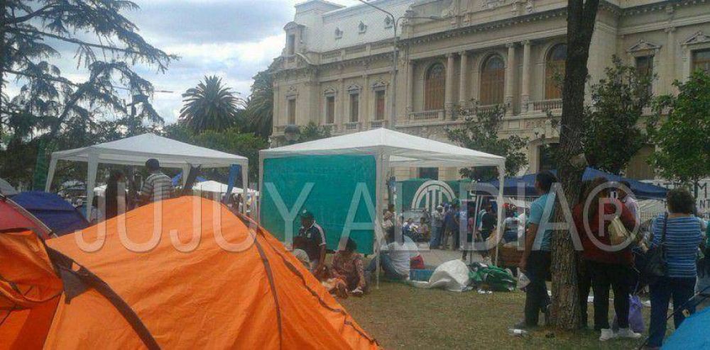 Segundo d�a de permanencia de la Intersindical: contin�a el silencio y la falta de convocatoria del gobierno y no descartan profundizar las medidas de fuerza