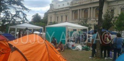 Segundo d�a de permanencia de la Intersindical: contin�a el silencio y la falta de convocatoria del gobierno y no descartan profundizar las medidas de fuerza