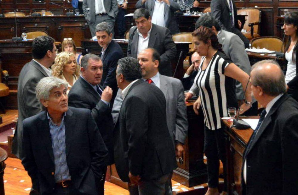 El debate por el canal Acequia casi termina a las pi�as