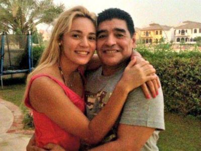 Mir� el video: Maradona le cant� una serenata a Roc�o