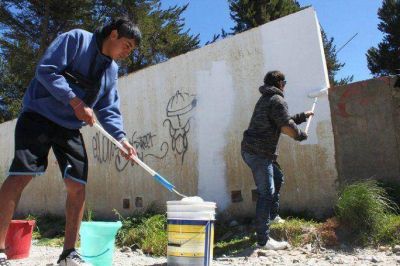 J�venes acondicionan el play�n del barrio Arrayanes
