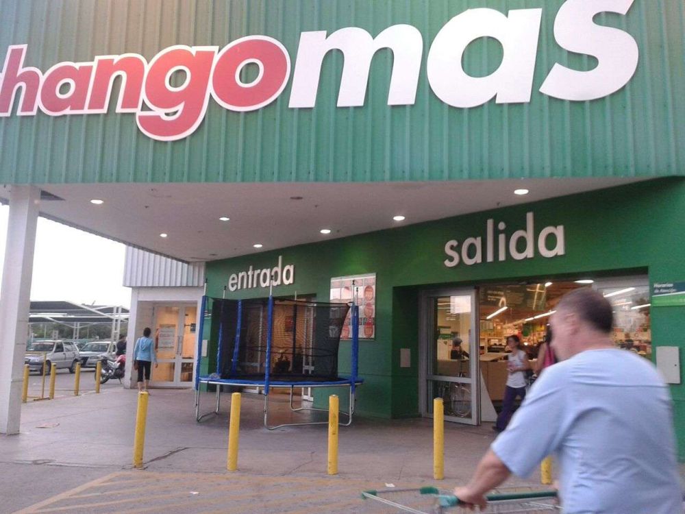 Abuelos robaron elementos de supermercados entre sus prendas