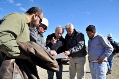 Directivos ENOHSA se hicieron presentes ante la rotura del acueducto en Caleta Olivia