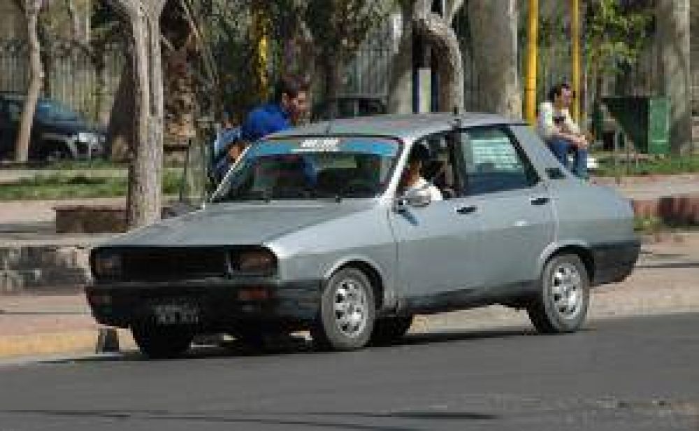 Caucete reflota el plan para legalizar remises truchos