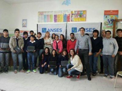 Nueva entrega de netbooks en zona norte de Santa Cruz
