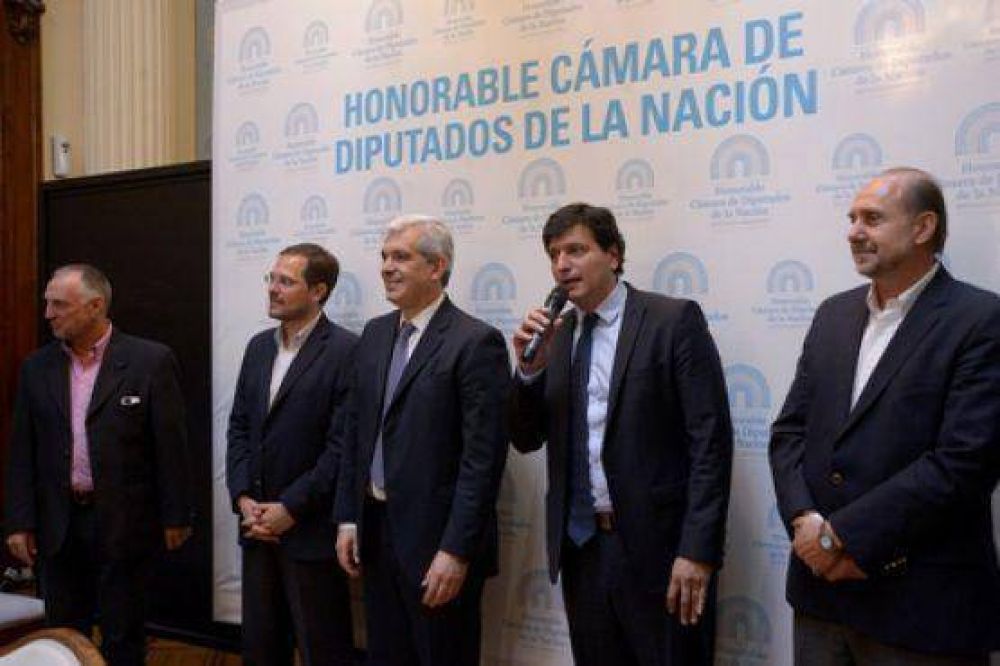 G�mez Bull present� el proyecto de Ley Nacional del Deporte