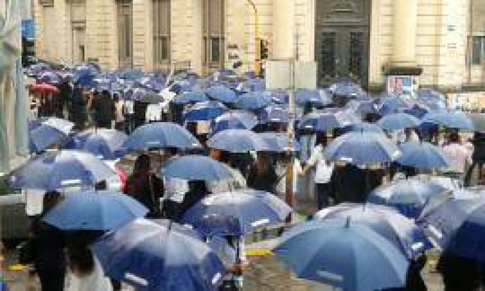 Bancarios marcharon bajo la lluvia: este jueves seguir� el paro nacional