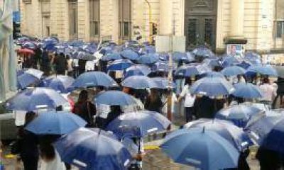 Bancarios marcharon bajo la lluvia: este jueves seguir� el paro nacional
