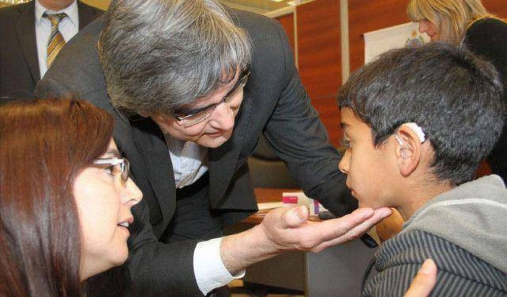 Aud�fonos para mejorar la calidad de vida de los sanjuaninos