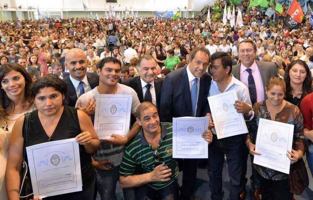 El Gobernador entreg� m�s de 400 escrituras en Florencio Varela