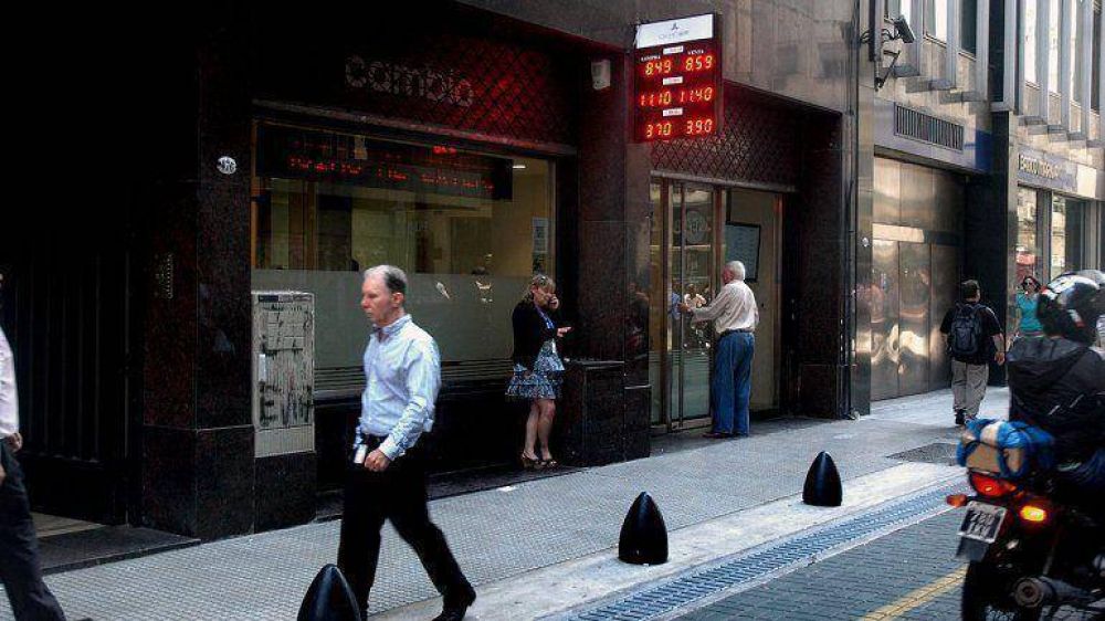 El d�lar libre vuelve a subir y se acerca a los $14 en el segundo d�a de paro bancario